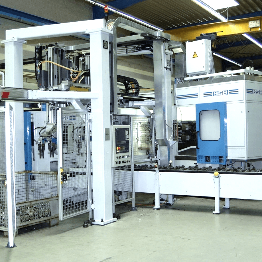 Modell 4HBE - Rundtakttisch mit 5 Stationen, 8 Frässpindeln, inkl. automatisches Be- und Entladeportal