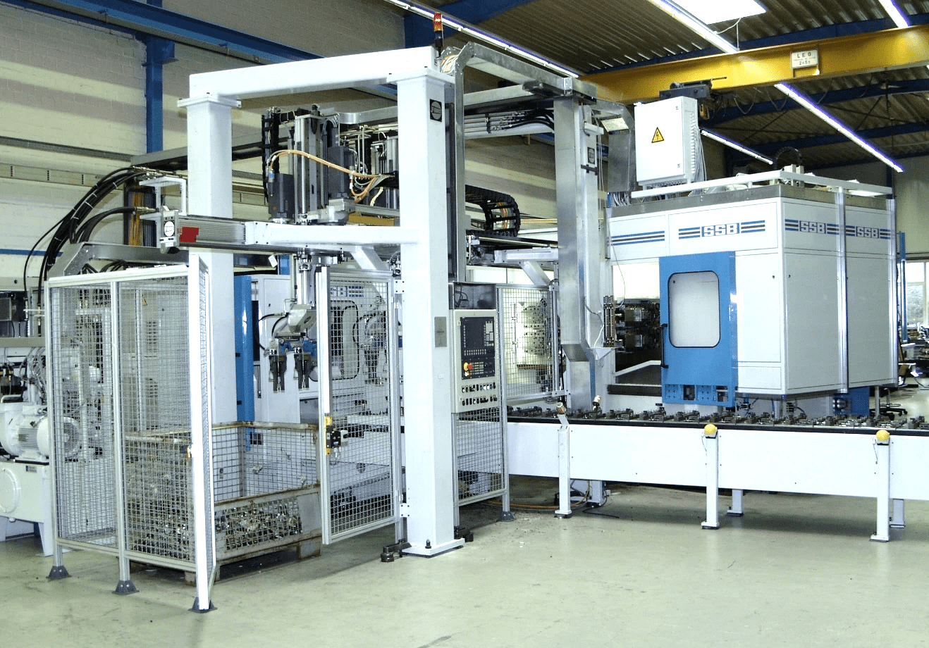 Modell 4HBE - Rundtakttisch mit 5 Stationen, 8 Frässpindeln, inkl. automatisches Be- und Entladeportal